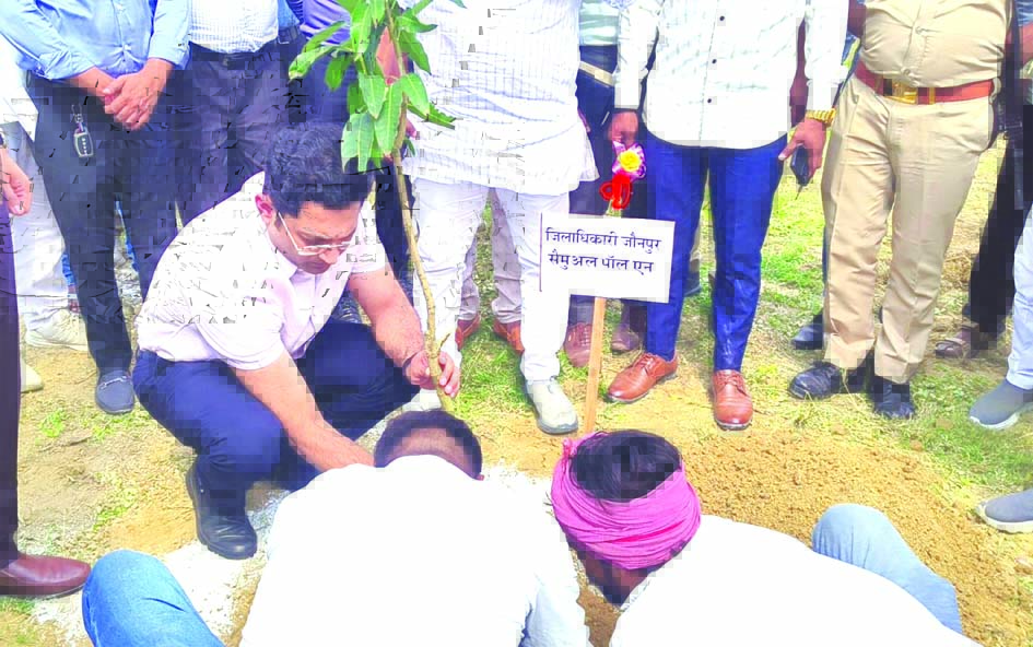 जौनपुर में डीएम द्वारा ग्राम सचिवालय निरीक्षण
