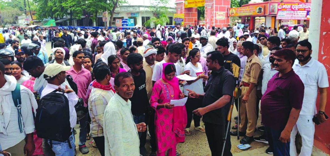 जौनपुर में NEET परीक्षा केंद्र पर पहुंचे छात्र