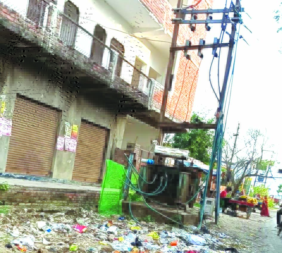 जौनपुर में लटकते बिजली के तार और खुले ट्रांसफार्मर