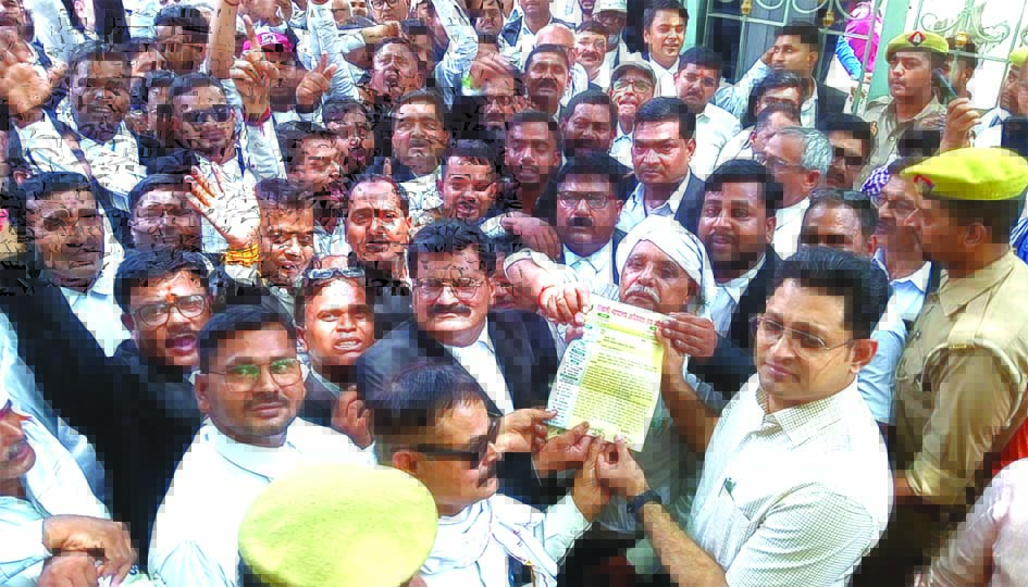 अधिवक्ताओं के समर्थन में विरोध जौनपुर अधिवक्ता संघ द्वारा विरोध प्रदर्शन