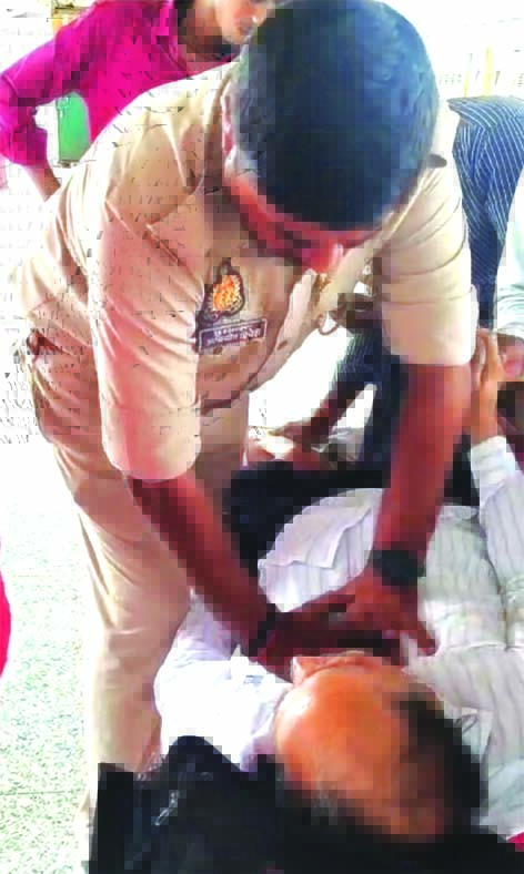 रेलवे स्टेशन पर बेहोश यात्री को सीपीआर देता जीआरपी जवान