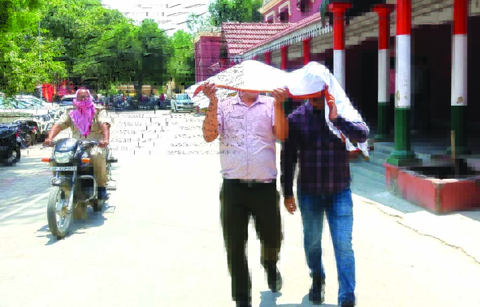 जौनपुर में भीषण गर्मी और धूप से परेशान लोग