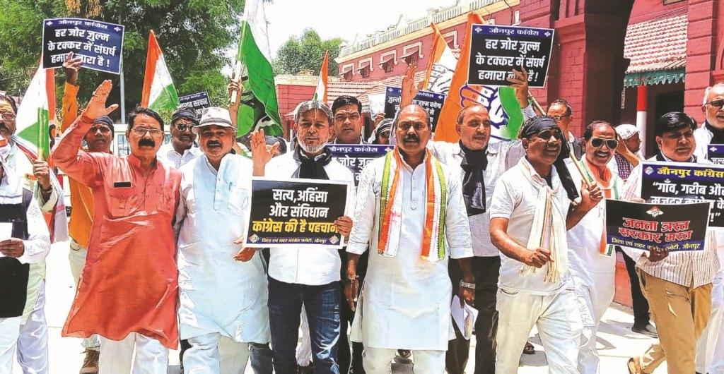 कांग्रेस का महंगाई विरोध प्रदर्शन जौनपुर में महंगाई के खिलाफ प्रदर्शन करते कांग्रेस कार्यकर्ता