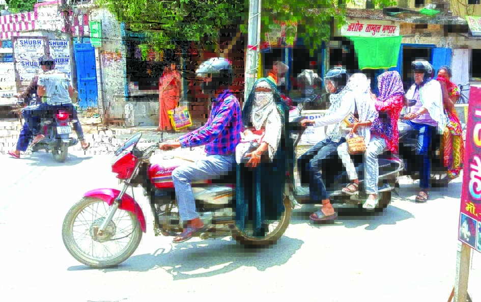 जौनपुर में भीषण गर्मी और लू से परेशान लोग