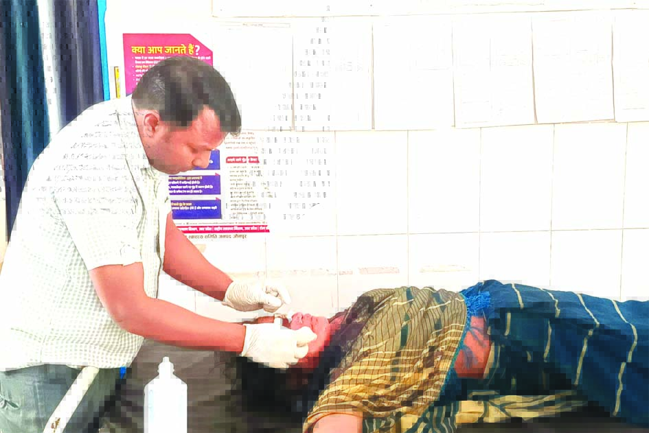 जमीनी विवाद में घायल महिला को अस्पताल ले जाते परिजन