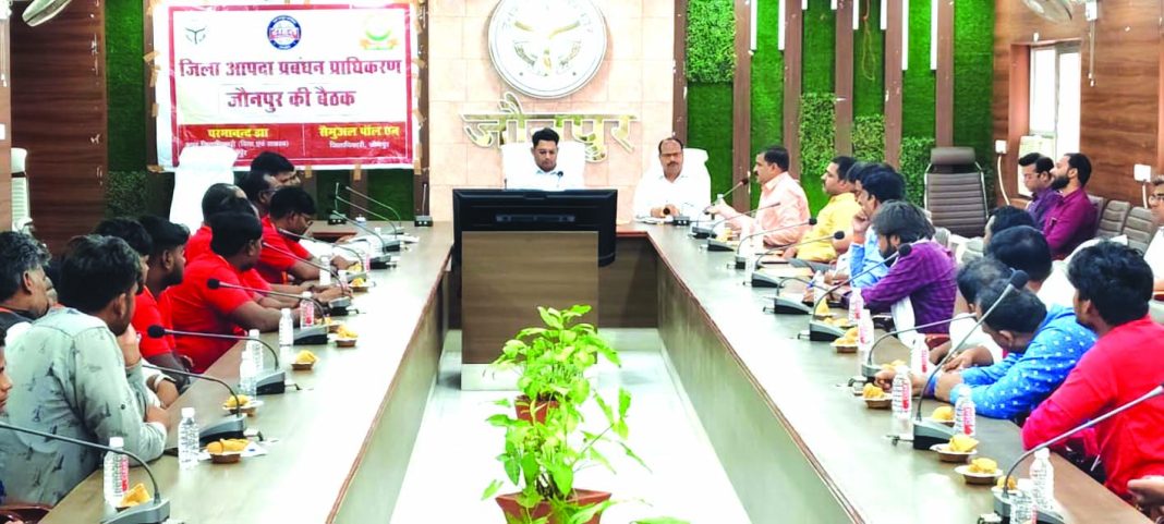 जौनपुर में आपदा प्रबंधन बैठक करते अधिकारी