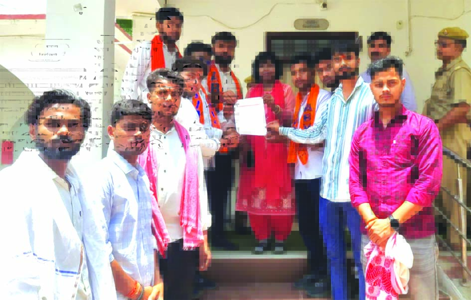 जौनपुर में अभाविप कार्यकर्ता ज्ञापन सौंपते हुए