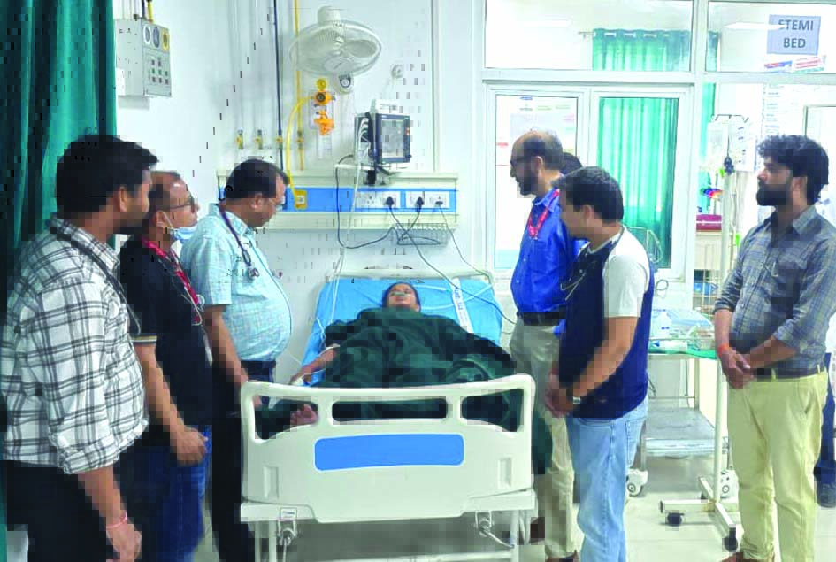 सर्पदंश पीड़िता युवती का सफल उपचार जौनपुर मेडिकल कॉलेज में सर्पदंश पीड़िता का उपचार करते चिकित्सक