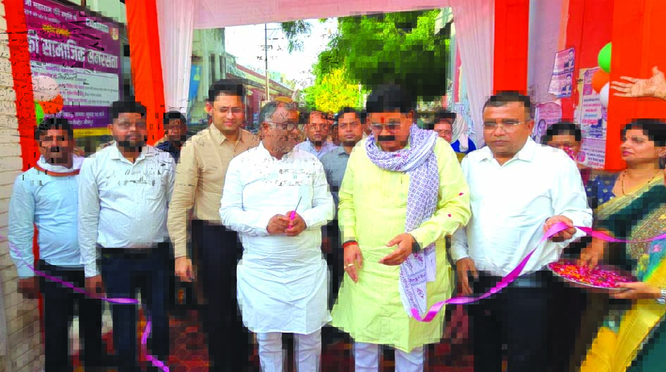 अंशकालिक अनुदेशक सम्मान समारोह जौनपुर में अनुदेशकों को सम्मानित करते मंत्री गिरीश चन्द्र यादव