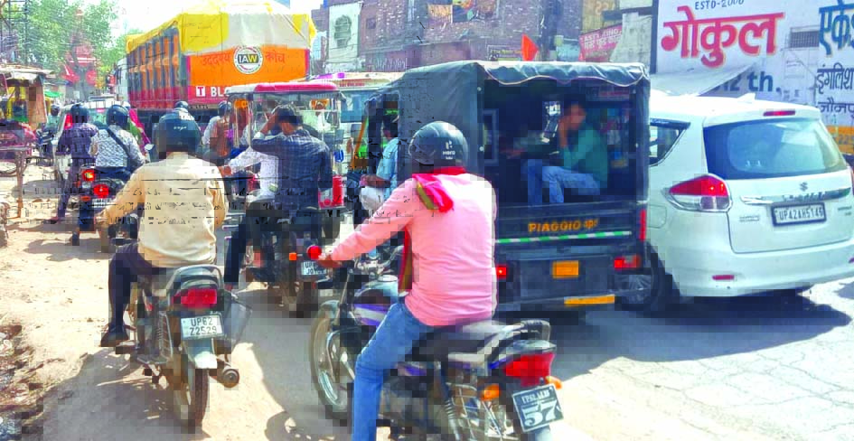 शास्त्रीपुल मार्ग पर ट्रैफिक जाम जौनपुर में शास्त्रीपुल से सिपाह तक लगा लंबा जाम