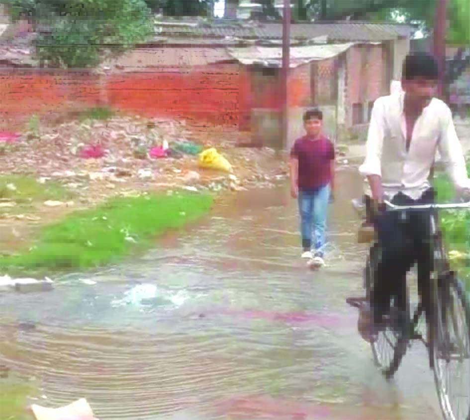 केराकत में क्षतिग्रस्त पेयजल पाइपलाइन से बहता पानी