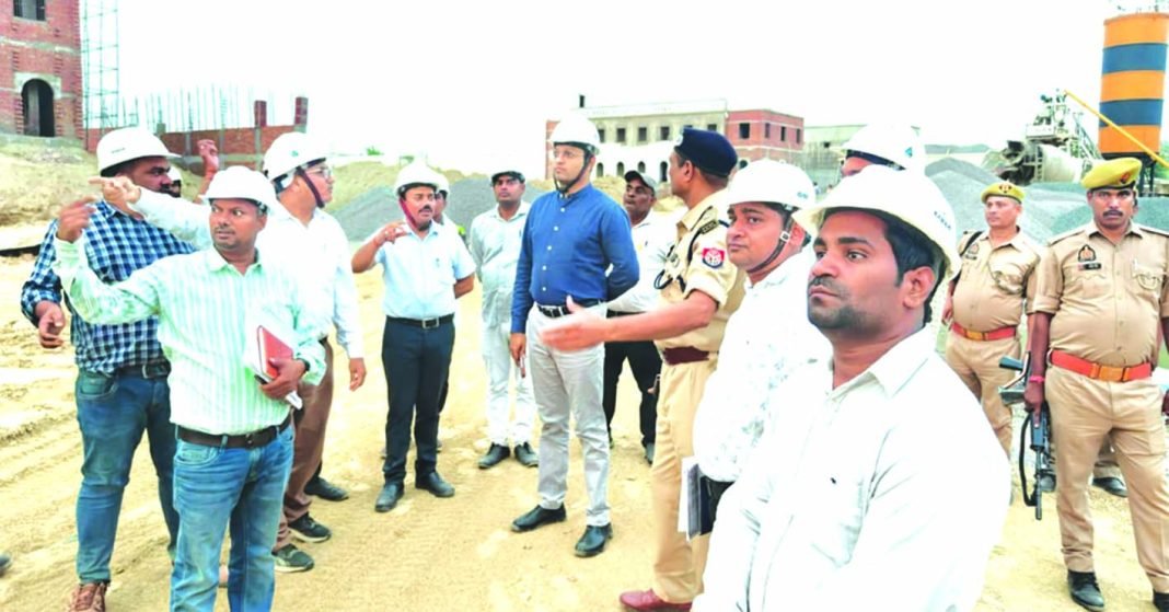 जौनपुर में निर्माणाधीन नवीन जिला कारागार का निरीक्षण करते जिलाधिकारी सैमुअल पॉल एन