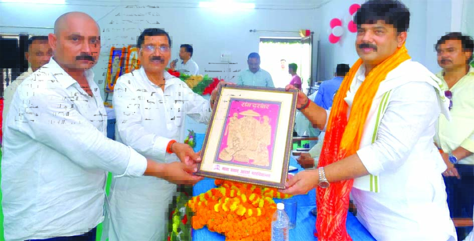माता प्रसाद आदर्श शिक्षण संस्थान स्थापना दिवस पर मेधावी छात्रों का सम्मान