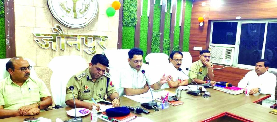 मुहर्रम को लेकर शांति समिति की बैठक जौनपुर में मुहर्रम की तैयारियों को लेकर आयोजित शांति समिति बैठक