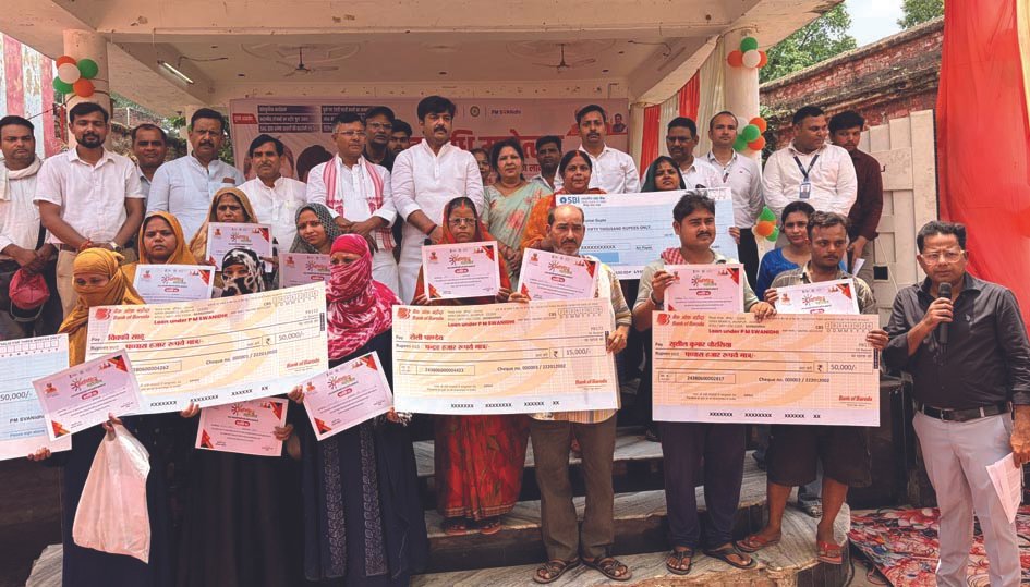 स्वनिधि महोत्सव में लाभार्थियों को सम्मानित करते अतिथि जौनपुर में आयोजित स्वनिधि महोत्सव के दौरान लाभार्थियों का सम्मान