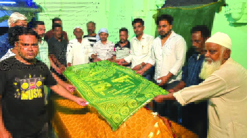 हजरत सैय्यद मकबूल शाह कुतुब उर्स में उमड़ी अकीदतमंदों की भीड़ हजरत सैय्यद मकबूल शाह कुतुब उर्स के दौरान दरगाह पर मौजूद अकीदतमंद