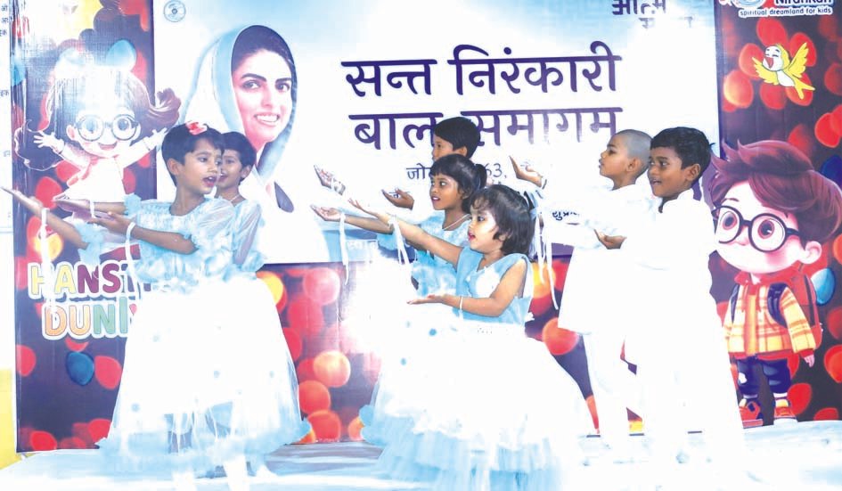 जौनपुर में आयोजित निरंकारी बाल समागम को संबोधित करते केंद्रीय ज्ञान प्रचारक जी.एस. तिवारी