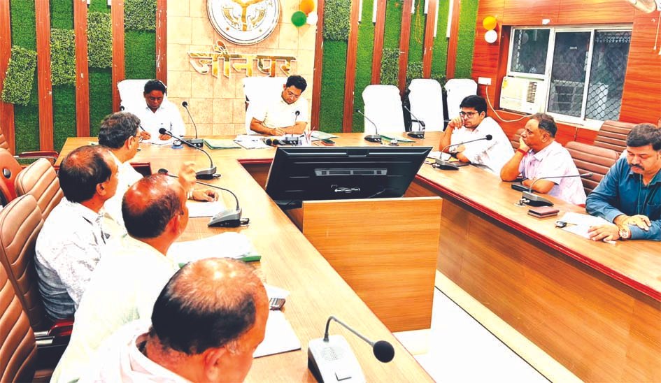 टीबी मुक्त भारत अभियान की समीक्षा बैठक टीबी मुक्त भारत अभियान की समीक्षा करते जिलाधिकारी और स्वास्थ्य अधिकारी