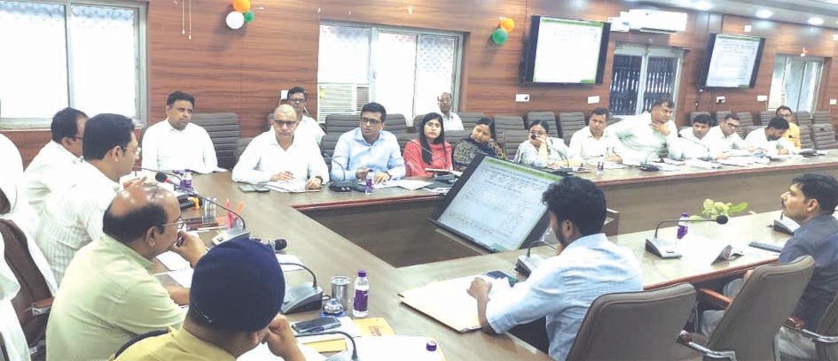 जौनपुर कलेक्ट्रेट में समीक्षा बैठक करते जिलाधिकारी सैमुअल पॉल एन