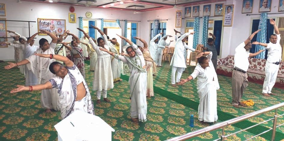 अंतरराष्ट्रीय योग दिवस मुंगराबादशाहपुर 2026 मुंगराबादशाहपुर में अंतरराष्ट्रीय योग दिवस पर योग एवं राजयोग मेडिटेशन कार्यक्रम