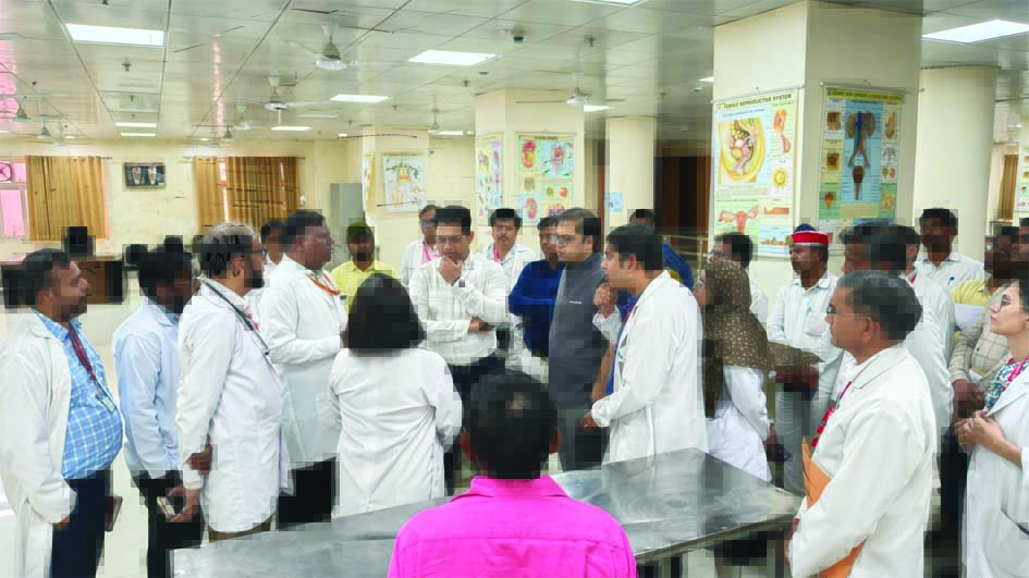जौनपुर मेडिकल कॉलेज का निरीक्षण करते जिलाधिकारी सैमुअल पॉल एन