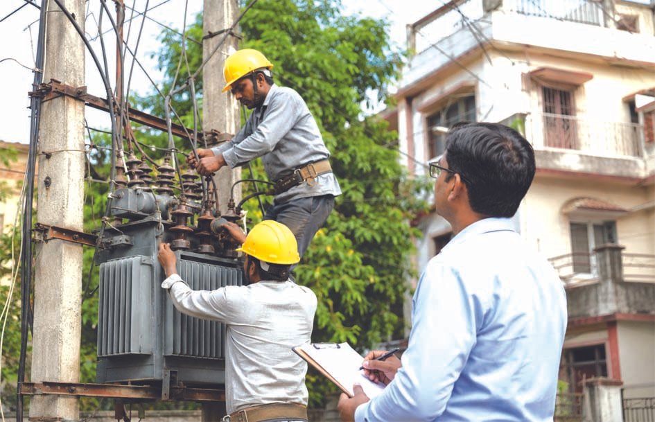 जौनपुर में बिजली विभाग के संविदाकर्मियों की ड्यूटी व्यवस्था पर उठे सवाल