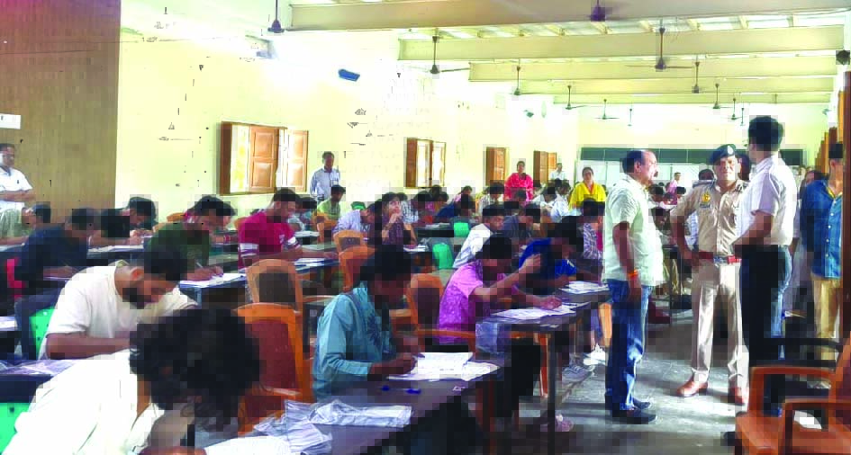 आरक्षी भर्ती परीक्षा जौनपुर के दौरान टीडी इंटर कॉलेज केंद्र का निरीक्षण करते डीएम और एसएसपी