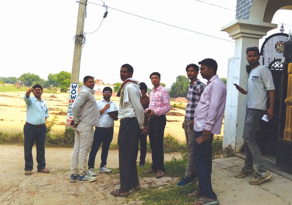 शैदानपुर क्षेत्र में बिजली कनेक्शनों की जांच करती विद्युत विभाग की टीम