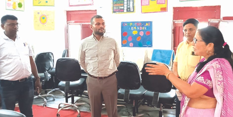 विद्यालय निरीक्षण करते बीएसए समीर पीएमश्री विद्यालय बिथार में निरीक्षण करते जिला बेसिक शिक्षा अधिकारी समीर