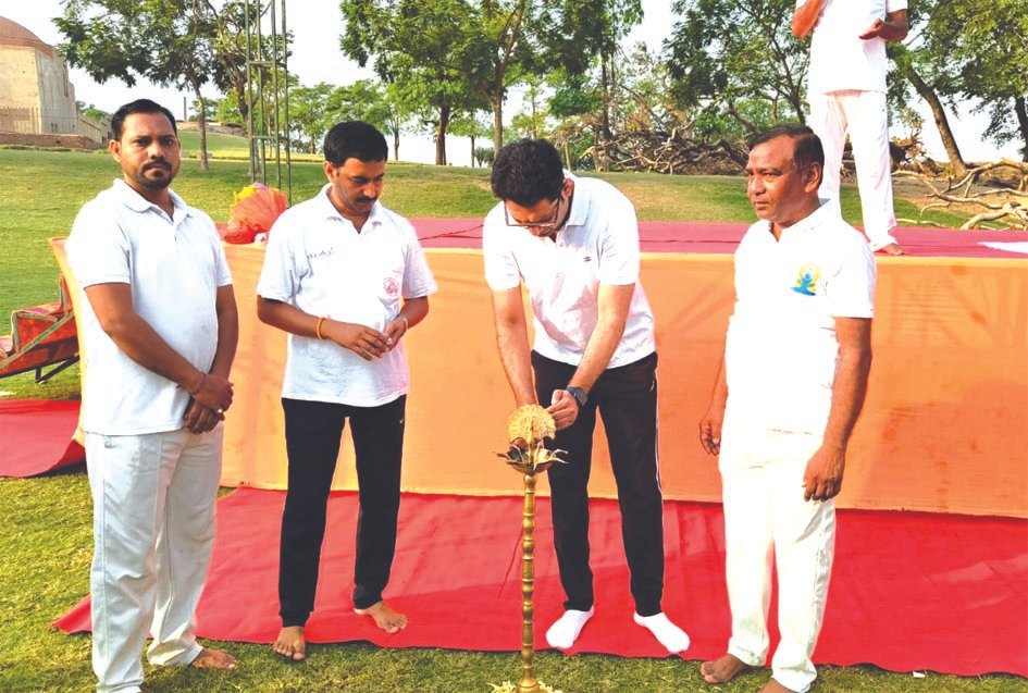 योग दिवस पूर्वाभ्यास कार्यक्रम में शामिल डीएम सैमुअल पॉल एन. शाही किला जौनपुर में अंतरराष्ट्रीय योग दिवस पूर्वाभ्यास कार्यक्रम में योग करते प्रतिभागी