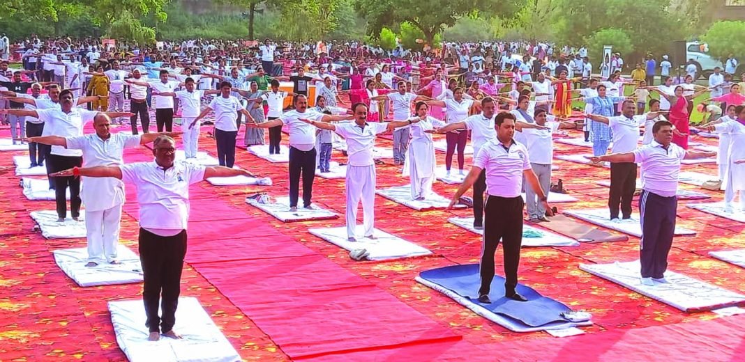 शाही किला योग दिवस जौनपुर 2026 जौनपुर के शाही किले में अंतर्राष्ट्रीय योग दिवस पर योगाभ्यास करते प्रतिभागी