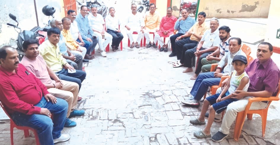 भगवान चित्रगुप्त मंदिर रूहट्टा में आरती करते श्रद्धालु