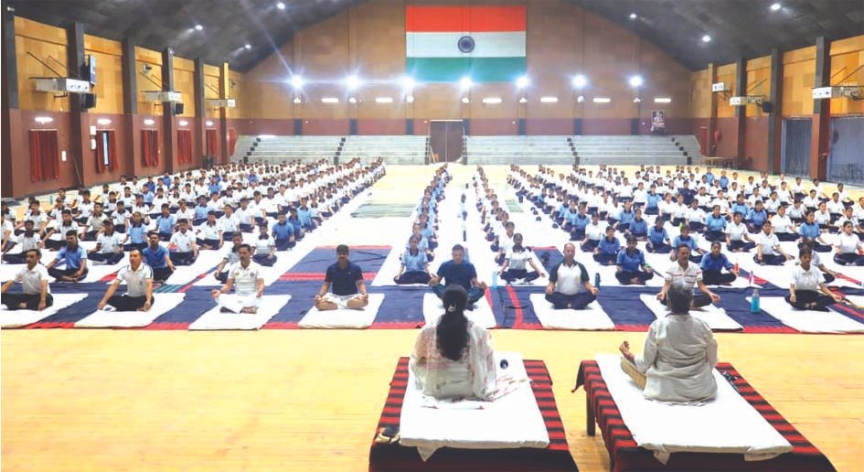 600 एनसीसी कैडेटों को योगाभ्यास करातीं कुलपति पूर्वांचल विश्वविद्यालय में योगाभ्यास करते एनसीसी कैडेट और कुलपति प्रो. वंदना सिंह