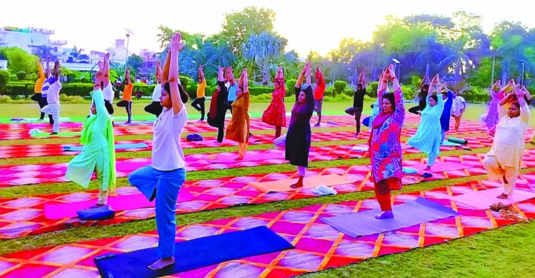 जौनपुर के लोहिया पार्क में योगाभ्यास करती महिलाएं