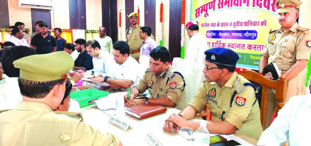 जौनपुर के केराकत तहसील में सम्पूर्ण समाधान दिवस के दौरान शिकायतें सुनते डीएम और एसपी
