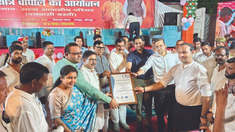 वनवासी बस्ती रात्रि चौपाल जौनपुर वनवासी बस्ती में आयोजित रात्रि जन चौपाल कार्यक्रम में मौजूद जनप्रतिनिधि और ग्रामीण
