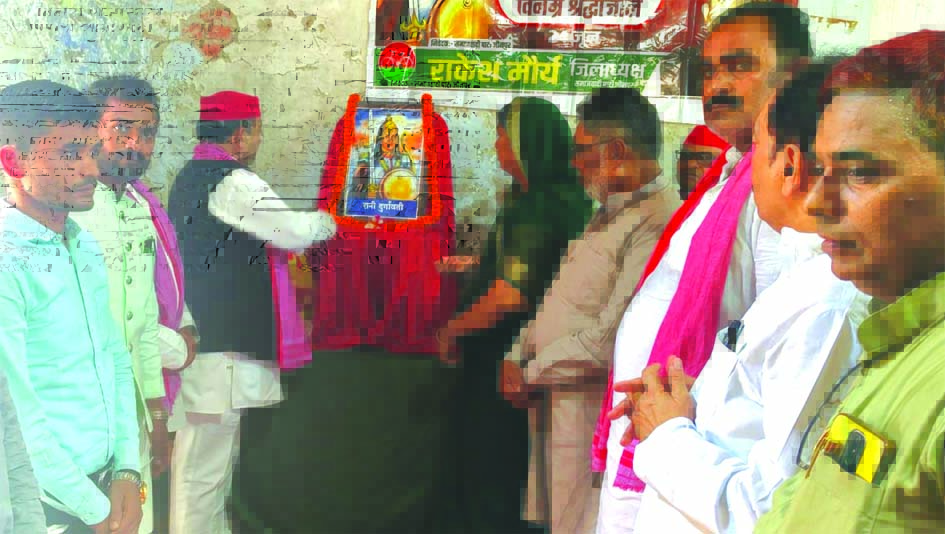 रानी दुर्गावती बलिदान दिवस पर श्रद्धांजलि अर्पित करते समाजवादी पार्टी के नेता