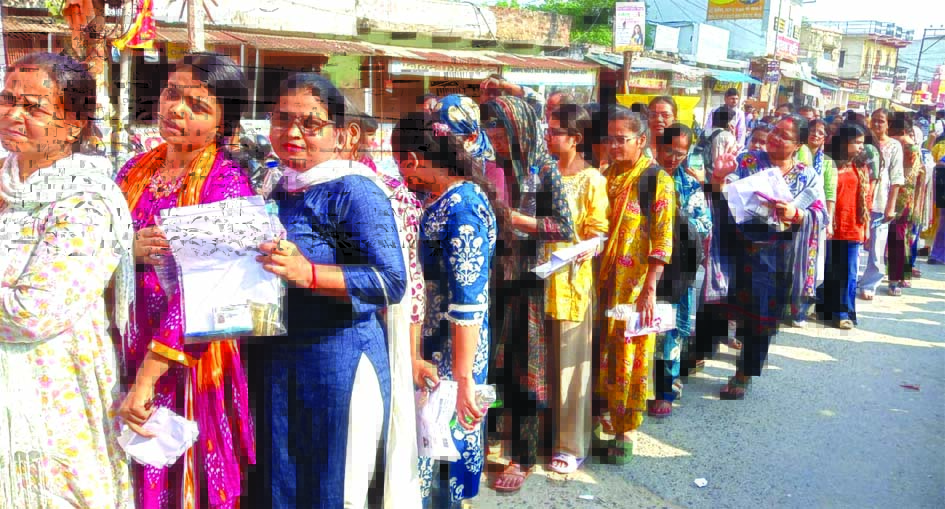 जौनपुर में आयोजित असिस्टेंट प्रोफेसर भर्ती परीक्षा में शामिल अभ्यर्थी