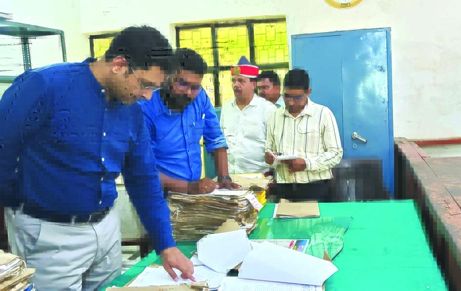 मड़ियाहूं तहसील निरीक्षण के दौरान अभिलेखों की जांच करते जिलाधिकारी सैमुअल पॉल एन.