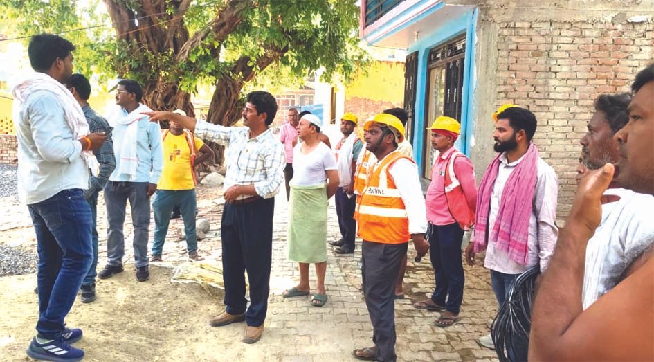 गौराबादशाहपुर बाजार में विद्युत कनेक्शनों की जांच करते बिजली विभाग के अधिकारी