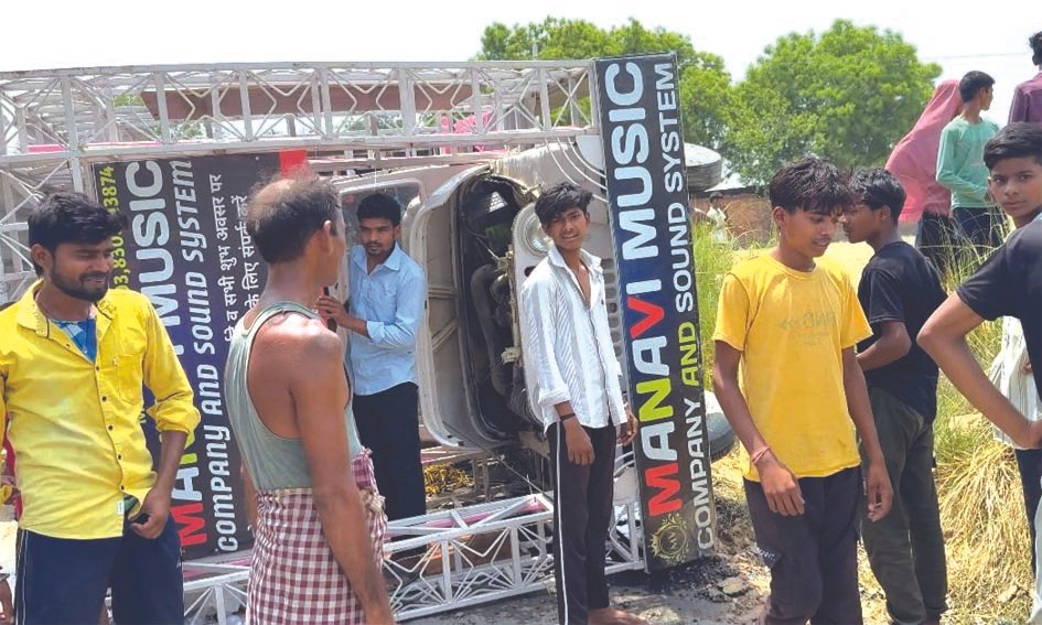 पिपरा गांव में पलटा डीजे वाहन जौनपुर के पिपरा गांव में सड़क पर पलटा डीजे वाहन