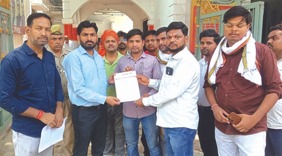 गौसेवकों को क्षमादान की मांग राष्ट्रपति के नाम ज्ञापन सौंपते राष्ट्रवीर सेना के पदाधिकारी