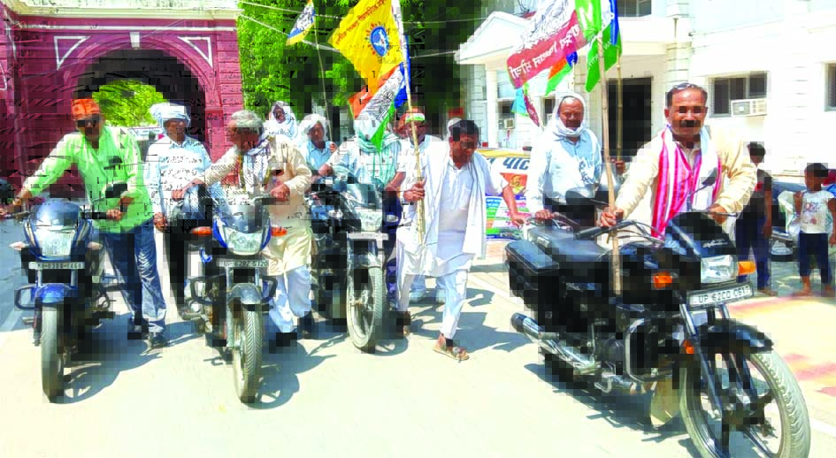 जौनपुर कलेक्ट्रेट में ज्ञापन सौंपते बहुजन मुक्ति पार्टी के कार्यकर्ता