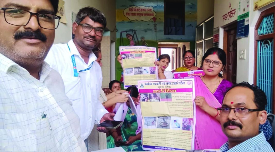 जौनपुर में एंटी मलेरिया माह के तहत लोगों को जागरूक करते स्वास्थ्य विभाग के अधिकारी