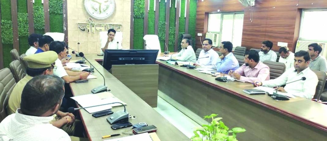 सड़क सुरक्षा समिति बैठक सड़क सुरक्षा समिति की बैठक की अध्यक्षता करते जिलाधिकारी