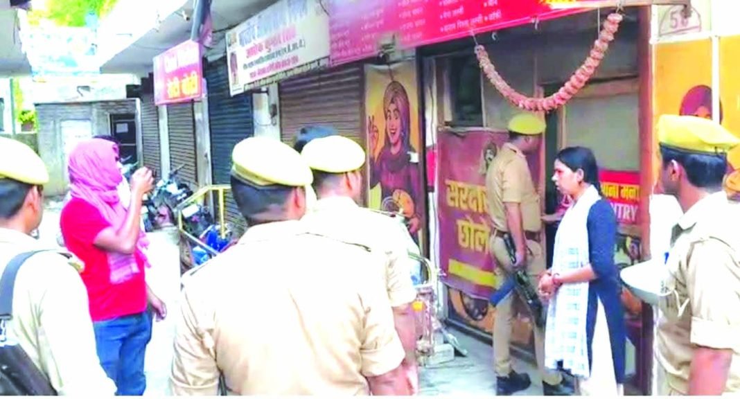 जौनपुर के टीडी कॉलेज क्षेत्र में कथित देह व्यापार के अड्डे पर छापेमारी करती प्रशासनिक टीम