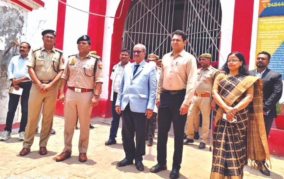 जौनपुर जिला कारागार का निरीक्षण करते जनपद न्यायाधीश, डीएम और एसपी