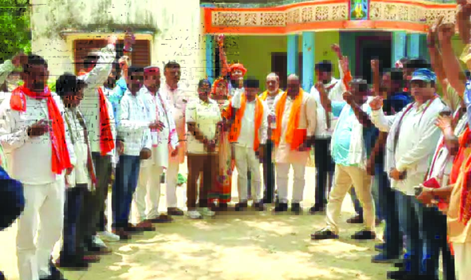 भाजपा मासिक बैठक जौनपुर में कार्यकर्ताओं को संबोधित करते पदाधिकारी