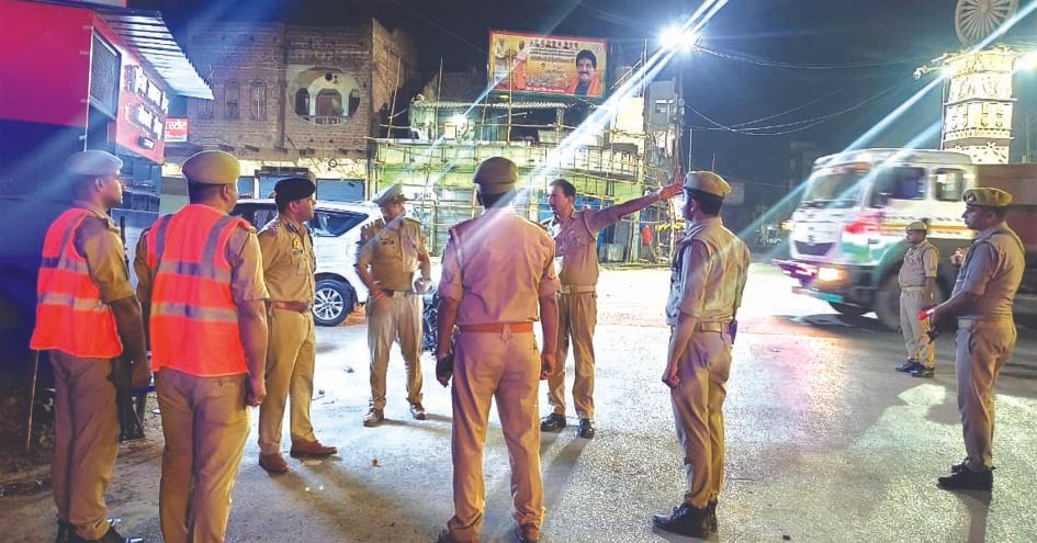 एसएसपी ने रात्रि में पुलिस सहायता केंद्र का किया निरीक्षण जौनपुर में पुलिस सहायता केंद्र का निरीक्षण करते एसएसपी कुंवर अनुपम सिंह