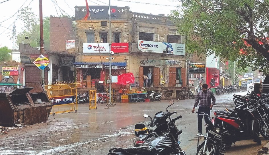 जौनपुर में तेज आंधी और बारिश के दौरान बदला मौसम